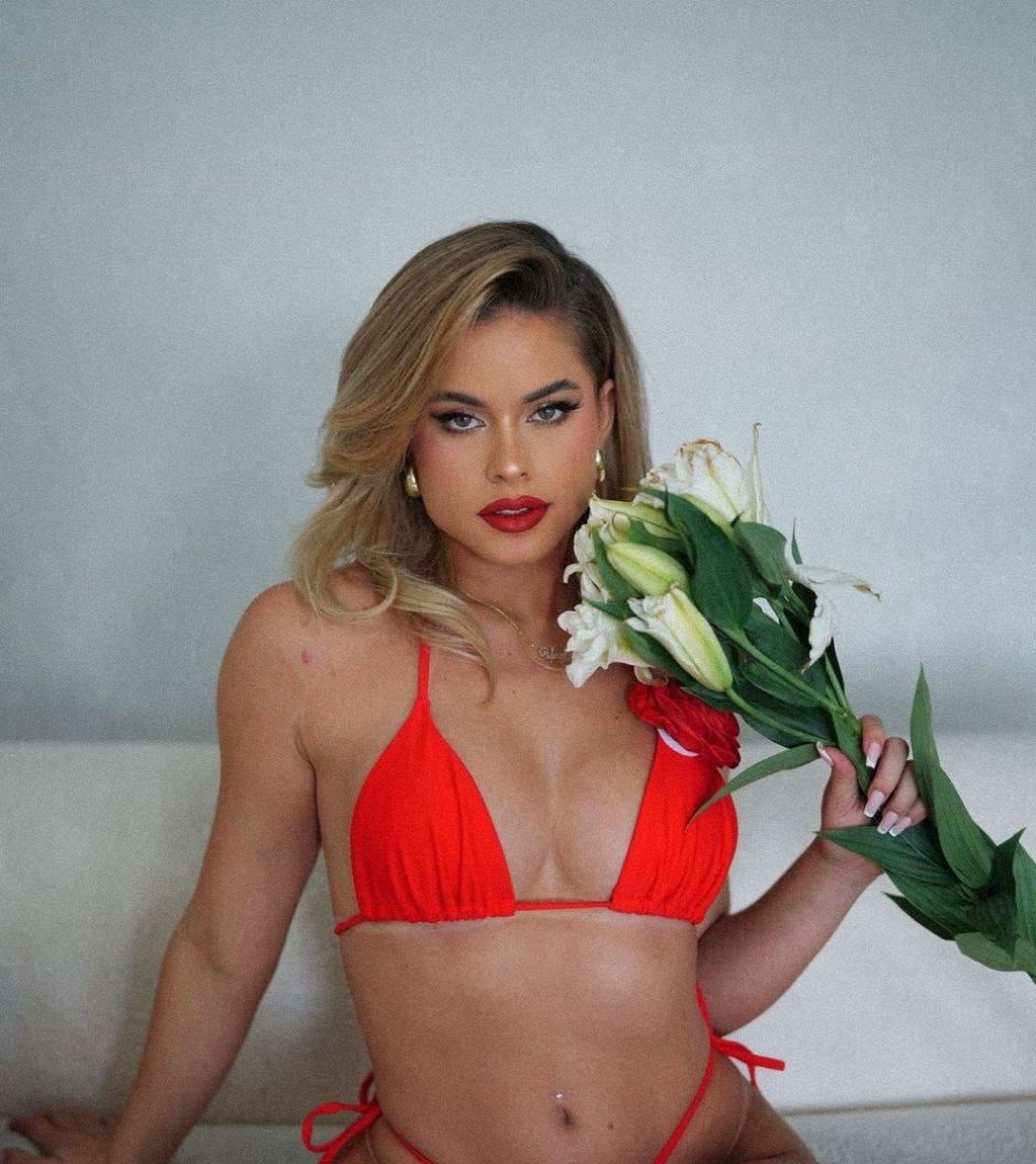 Светка привлекальеная девушка из Бердска цена от 4000 руб