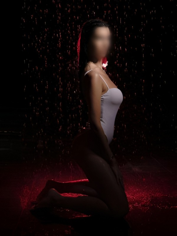 Индира привлекательная девушка из Бердска цена от 4000 руб