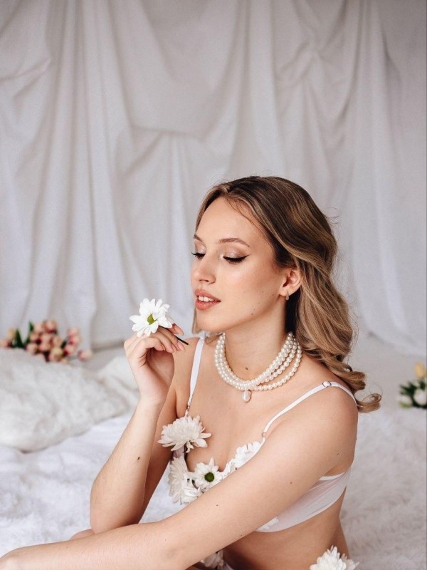 Аня привлекательная девушка из Бердска цена от 7000 руб